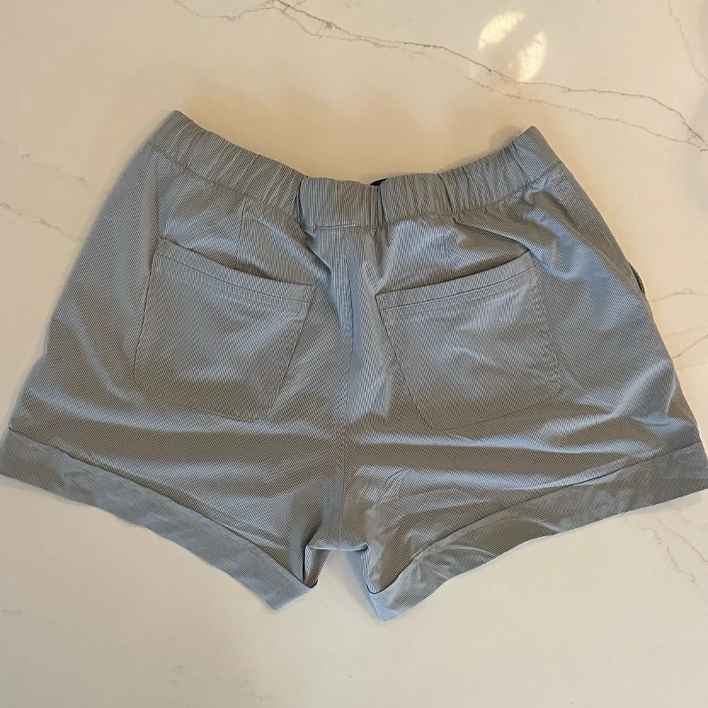 Women’s Athleta Pinstripe Blue & White Shorts, M - Picture 4 of 4